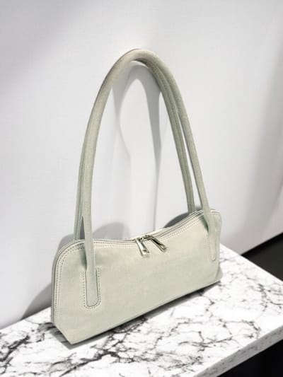 Dames hand / schoudertas - Baguette tas - Fluweel zacht suéde leer - Made in Italy - Praktisch en charmant - Statement piece!