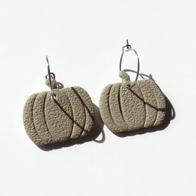 2 Love it Pumpkins bruin zand - oorbellen - handgemaakt van polymeerklei - stainless steel hoops