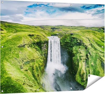 Gards Tuinposter Waterval in het Groene Landschap - 120x90 cm - Tuindoek - Tuindecoratie - Wanddecoratie buiten - Tuinschilderij