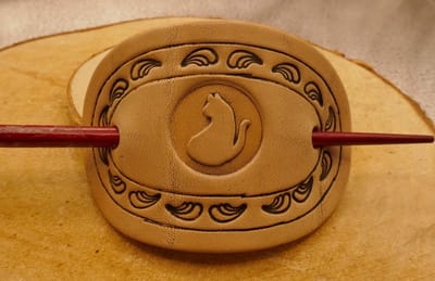 Leren beige haarspeld kat in rand met sier motieven + houten haarstok - leuke katten haarspeld - lederen poezen haarspeld - haarspeld van huisdier - haarspeld dik haar - haarspeld dun haar - haarspeld vol haar - haarspeld met dieren afbeelding