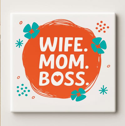 Wife Mom Boss Keramische Tegel 15x15cm – Motiverende Quote Wanddecoratie – Perfect Cadeau voor Sterke Vrouwen, Moeders & Huisdecoratie