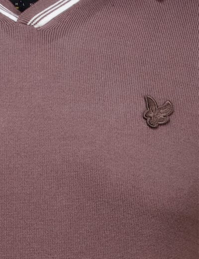 Lyle & Scott gebreide polo met open kraag en punt - pruimtruffel