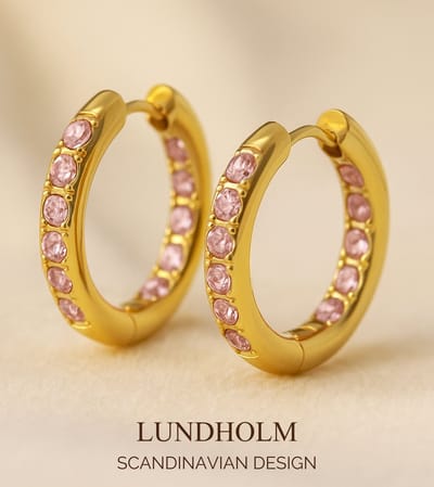 Lundholm Gold Plated Luxe Oorbellen Dames Allergievrij Jewellery - Oorringen Zirkonia Steentjes Roze - Premium Stainless Steel Waterproof & Hypoallergeen - Vrouwen Cadeautjes kadootje my - Scandinavisch Design