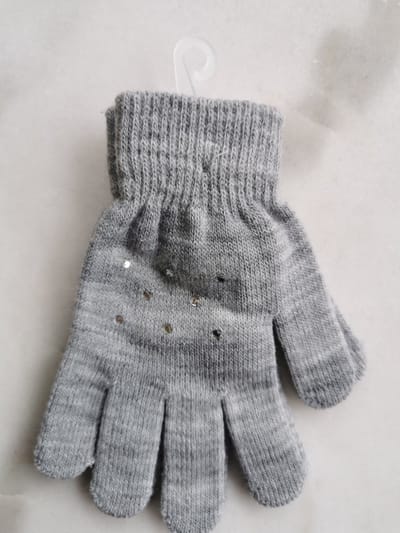 Lichtgrijze dameshandschoenen met grote zilverkleurige strass steentjes one size