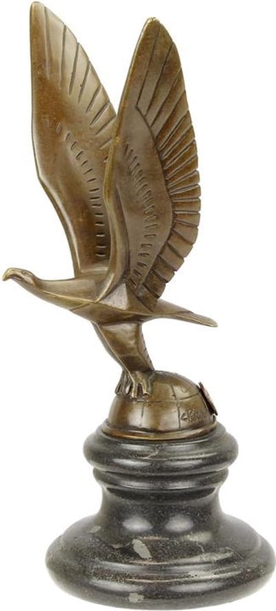 EEN BRONZEN AUTO-MOSCOTTE VAN EEN ADELAAR OP DE WERELDBOL