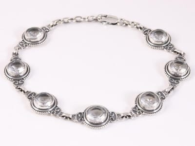 Bewerkte zilveren armband met bergkristal