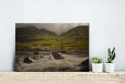 Canvas Schilderij Wilde rivier tussen de groene omgeving in Glen Coe - 30x20 cm - Wanddecoratie