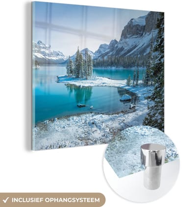 MuchoWow® Glasschilderij 90x90 cm - Schilderij acrylglas - Landschap - Sneeuw - Winter - Water - Berg - Foto op glas - Schilderijen