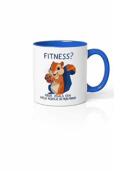 Fitness? Grappige Eekhoorn Mok 330ml – Witte Keramische Koffiemok met Blauwe Oor – Nederlandse Humor Quote Koekjesliefhebber Cadeau