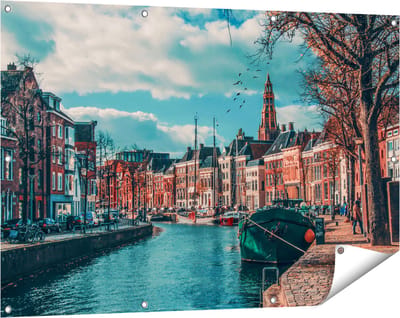 Gards Tuinposter Gracht in Groningen - 120x80 cm - Tuindoek - Tuindecoratie - Wanddecoratie buiten - Tuinschilderij