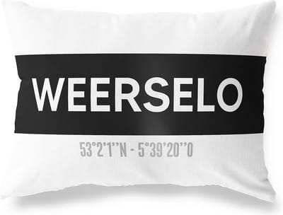 Tuinkussen WEERSELO - OVERIJSSEL met coördinaten - Buitenkussen - Bootkussen - Weerbestendig - Jouw Plaats - Studio216 - Modern - Zwart-Wit - 50x30cm