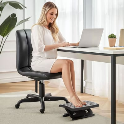 MEUNIQ Verstelbare ergonomische voetensteun voor bureau met massage rollers, antislip voetsteun met kantelhoek -30° tot +30° en 3 hoogtes voor thuiswerkplek of kantoor, zwart