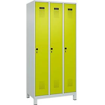 C+P Evolo Plus garderobekast, 3 vakken, 300 mm vakbreedte, met voeten, draaischroef, B 900 x D 500 x H 1950 mm, lichtgrijs/kleedgroen