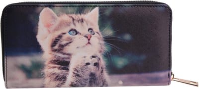 Een schattige en bijzondere portemonnee. Een mooie afbeelding van een poes tussen de bloemen in. De portemonnee heeft een ruime inhoud. Twee grote vakken, diverse vakjes voor pasjes en bonnetjes en een ritsvakje. Voor uzelf of Bestel Een Cadeau.