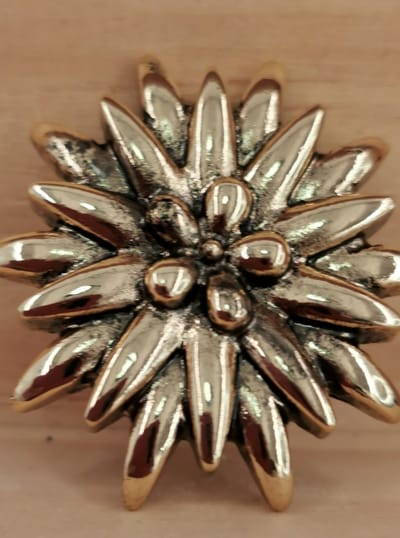 Magneet - broche - Design - Edelweiss - Goudkleur - Ø 4 cm - Praktisch en stijlvolle oplossing om - omslagdoek - sjaal - vest - sluiten zonder gaatjes of beschadigingen te veroorzaken.