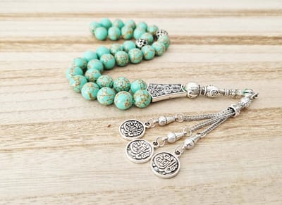 Handgemaakte tesbih "tasbih" natuursteen "Groen howliet gesponnen goud" - Aantal kralen 33 - Diameter kralen 10 MM - met metaal tassel "model 6" - Een mooi cadeau-idee