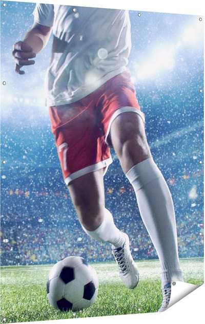 Gards Tuinposter Voetbal Speler met de Bal in een Druk Stadion - 120x160 cm - Tuindoek - Tuindecoratie - Wanddecoratie buiten - Tuinschilderij