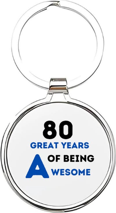 Akyol - 80 great years of being awesome Sleutelhanger - Verjaardag - jarigen - jarig - jarige - 80 jaar - verjaardagscadeau - cadeau voor een jarige - feest - cadeau - cadeautje - verjaardagscadeautje - 4 x 7,5 CM