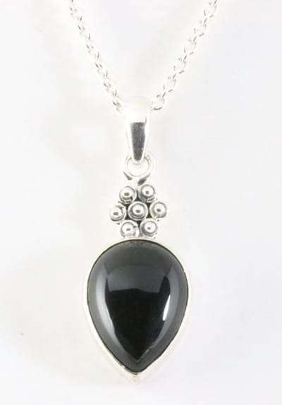 Bewerkte zilveren hanger met onyx aan ketting