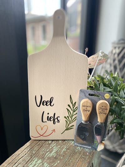 Creaties van Hier - Serveerplankje Veel Liefs - 35 cm - Kaasmesjes met tekst Friends - Hout
