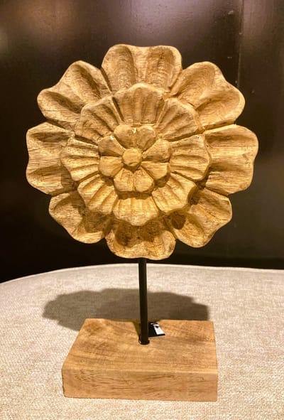 Bloem - Ornament op standaard - Houten Bloem - Wonen - Woonaccessoire - Woonaccessoires - Raam Decoratie - Decoratief - Interieur - Sfeervol - Vensterbank - Teakhouten ornament Zonnebloem - Handgemaakt - Hoogte 33 cm