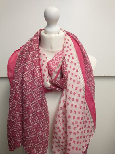Lange dames sjaal Saskia fantasiemotief fuchsia roze wit goud grijs donkerroze