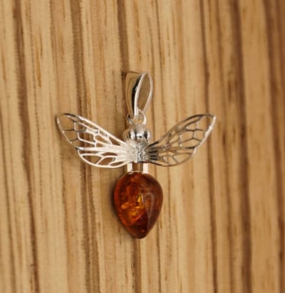 Zilveren hanger van wesp met amber steen als lijf - mooie sterling zilveren hanger van wesp - pendant silver insect - insekten hanger met natuursteen voor aan ketting - bedel een wesp voor aan collier - bedeltje voor zilveren ketting