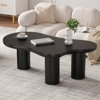 Onregelmatig gevormde salontafel in wolkenvorm – lengte 107 cm – breedte 66 cm – hoogte 40,5 cm – tafelblad van MDF en poten van PVC – achterkant bekleed met vilt