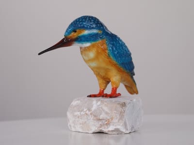 Bronzen beeld ijsvogel op steen 14x9x15 cm - multi color voor binnen en buiten