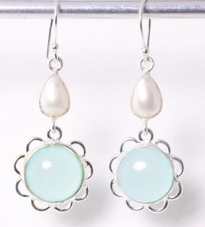 Lange zilveren oorbellen met aqua chalcedoon en parel
