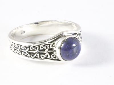 Bewerkte zilveren ring met lapis lazuli - maat 19