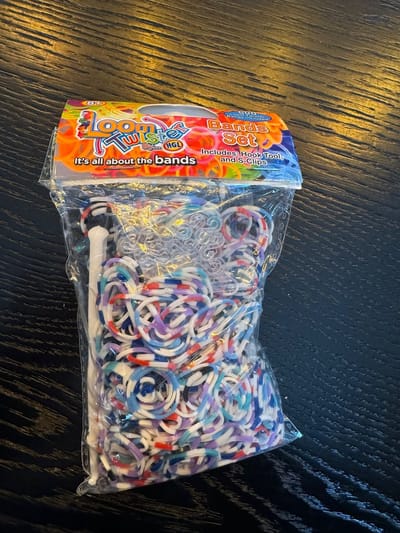 Loom Bandjes - Gestreept - Zwart - Wit - Blauw - Paars - Rood - 600 stuks - Loombandjes - Loom Twister - Loomelastiekjes - Elastiekjes - Inlcusief S-Clips / Haakjes