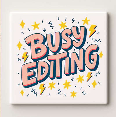 Busy Editing Keramische Tegel – 15x15cm Grappig Cadeau voor Contentmakers, Video Editors & Kantoor Wanddecoratie