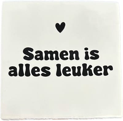 Snoes Spreuktegel – Samen is alles leuker – Wit met Zwart – Inclusief Plakhaakje – Handgemaakt Spaans Keramiek 10x10 cm – Cadeau Samenwonen – Housewarming Kado – Huwelijkscadeau