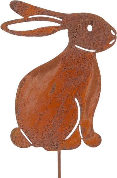 Tuinkonijn op een paaltje voor paasdecoratie met een roestige afwerkin