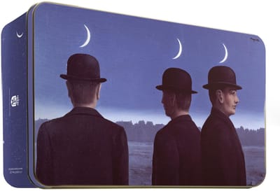 Jules Destrooper Koektrommel met Koekjes 1075 g - René Magritte Koekjestrommel luchtdicht met koekjesmix van Natuurboterwafels, Parijs Wafels, Amandelbrood koekjes voor bij de koffie - Authentieke retro koekjespot - Design Mysteries van de horizon