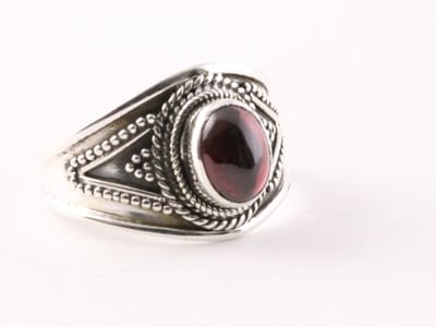 Bewerkte zilveren ring met granaat - maat 15.5