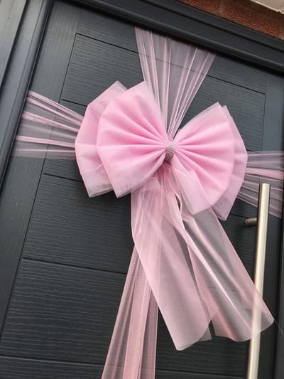 AUTODECO.NL - Geboorte Strik op Deur- Tule Roze Deurstrik Geboorte Meisje - Geboorteversiering Buiten- Kant en Klare Tule Strik voor een Geboorte - Kraam cadeau - Babyshower