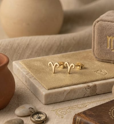Maevi® Sterrenbeeld Oorbellen - Ram / Aries - Kleur: Goud - 18K Goldplated / Verguld - Luxe Oorbellen - Sterrenbeeld / Zodiac - Hoge Kwaliteit - Verkleurt niet - Oorknopjes / Oorhanger - Incl. Luxe Cadeauverpakking - Gouden Oorbellen