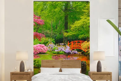 Behang - Fotobehang Brug - Japans - Botanisch - Bomen - Bloemen - Breedte 180 cm x hoogte 280 cm