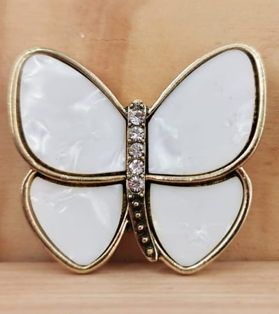 Magneet - broche - in een natuurlijke parelmoer vlinder - Goudkleurig voor omslagdoek, sjaal en vest te sluiten. Veroorzaak geen gaatjes op stof.