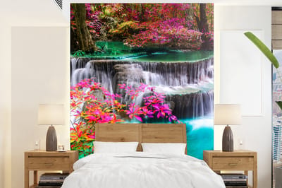 Behang - Fotobehang Waterval - Zon - Bomen - Regenboog - Natuur - Breedte 160 cm x hoogte 220 cm