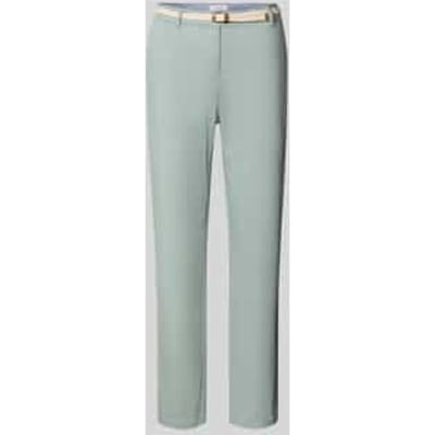 chino met riem en achterzakken