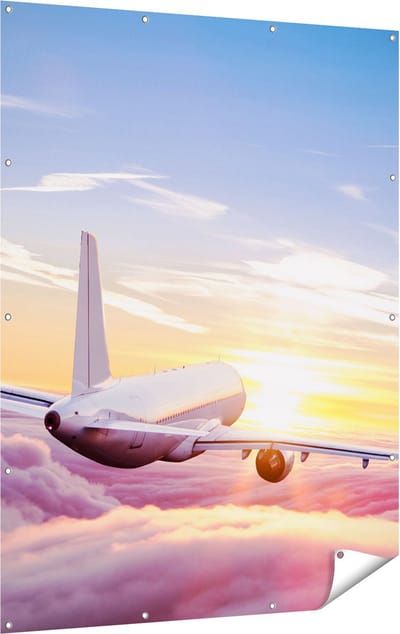 Gards Tuinposter Vliegtuig in de Wolken bij Zonsondergang - 120x160 cm - Tuindoek - Tuindecoratie - Wanddecoratie buiten - Tuinschilderij
