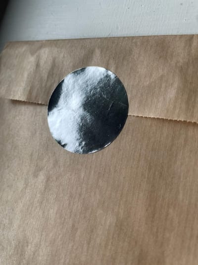 Sluitsticker – Groot Glans Zilveren Cirkel / Rondje | Trouwkaart - Geboortekaart - Envelop | Goud | Envelop stickers | Cadeau - Gift - Cadeauzakje - Traktatie | Chique inpakken | Huwelijk - Babyshower - Kraamfeest