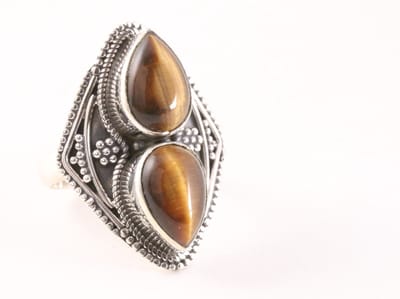Zware bewerkte zilveren ring met tijgeroog - maat 18