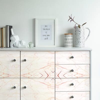 Meubelsticker met zalmkleurige en beige marmeren print, 40 x 60 cm