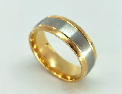 RVS - goudkleurig - ring - maat 16 - brede met zilverkleurig in midden.