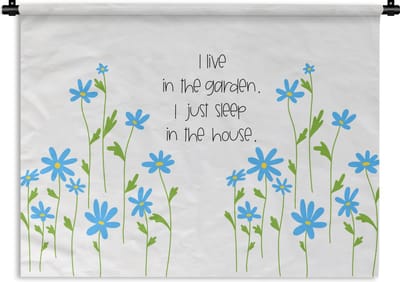 Wandkleed - Wanddoek - Spreuken - I live in the garden I just sleep in the house - Quotes - 120x90 cm - Wandtapijt
