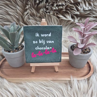 Robuust wenstegeltje “Ik word zo blij van chocolade la-la-la-la” – Keramiek 10x10 cm – Grappig Tegeltje Cadeau – Decoratieve tegel met tekst – Woondecoratie quotes